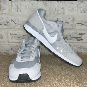 Nike Venture Runner Gray/White sz 8